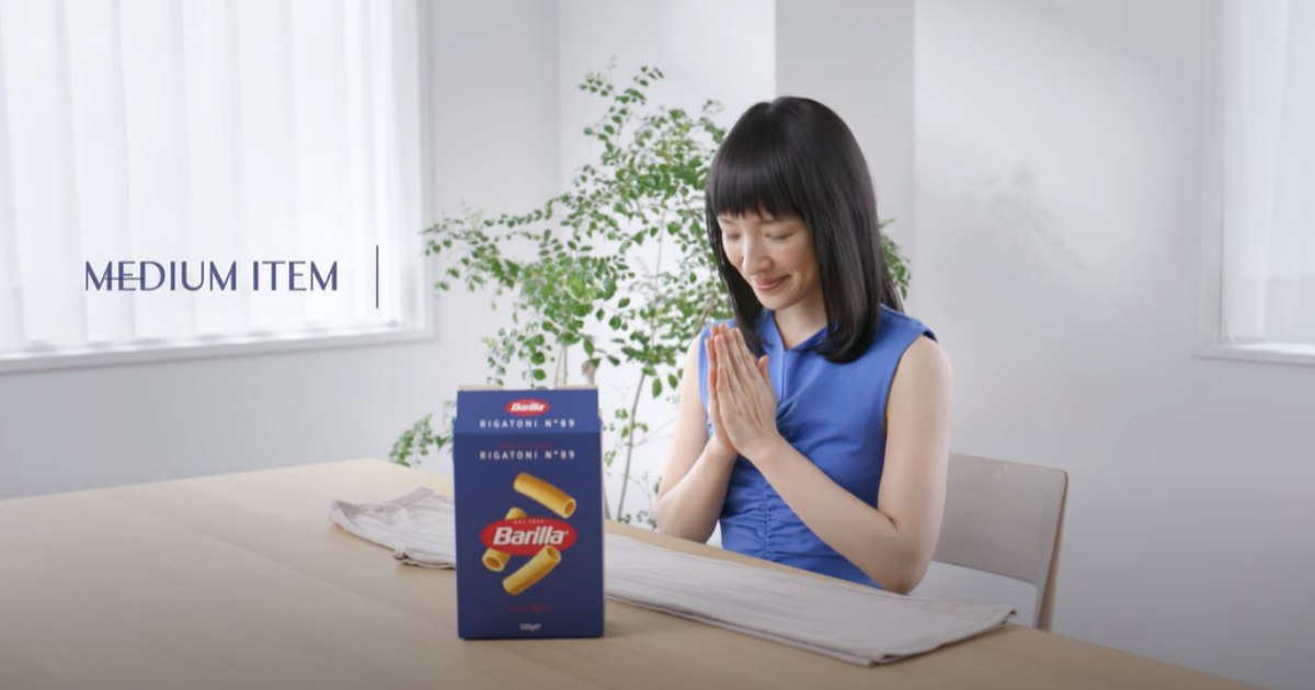 Marie Kondo ora insegna a impacchettare i vestiti usati dentro le scatole di pasta [+VIDEO]