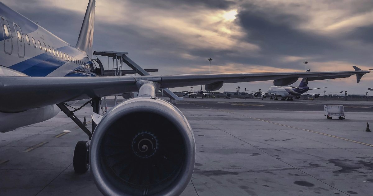 Un uomo le paga un volo di 11 ore per andare al primo appuntamento: si rivela un disastro