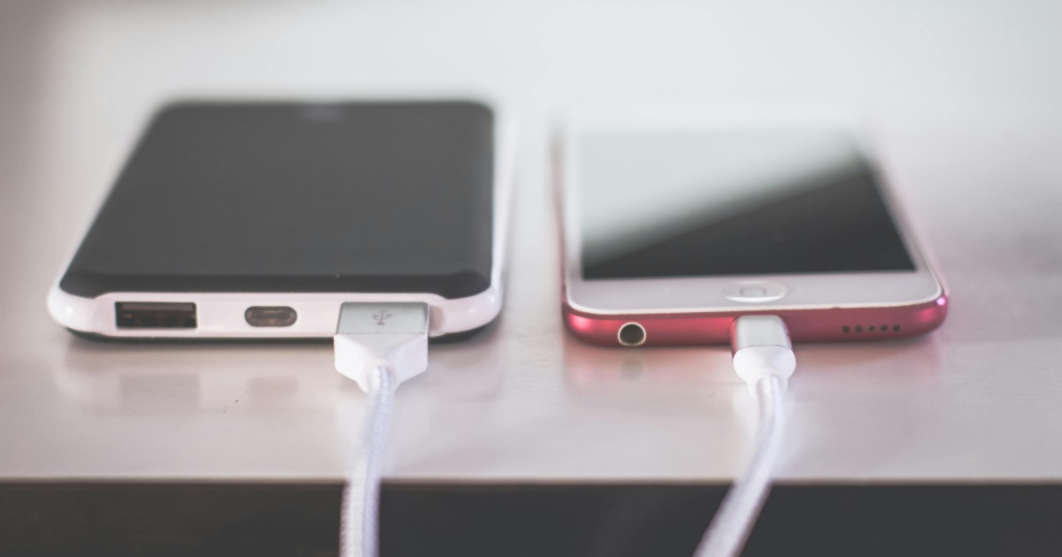 Carichi la batteria del cellulare di notte? Stai sbagliando alla grande