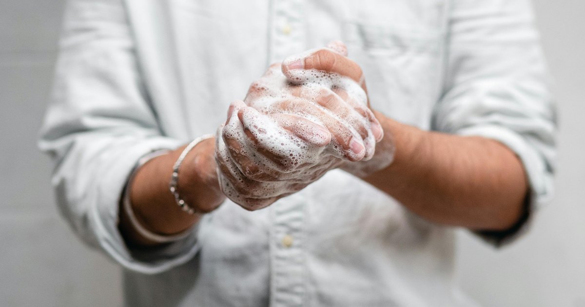 La Gen Z è “germofobica”: più della metà si lava le mani 10 volte al giorno