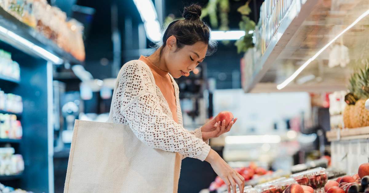 Mamma al supermercato con un neonato: “Tutte mi guardavano, ma nessuno mi aiutava”