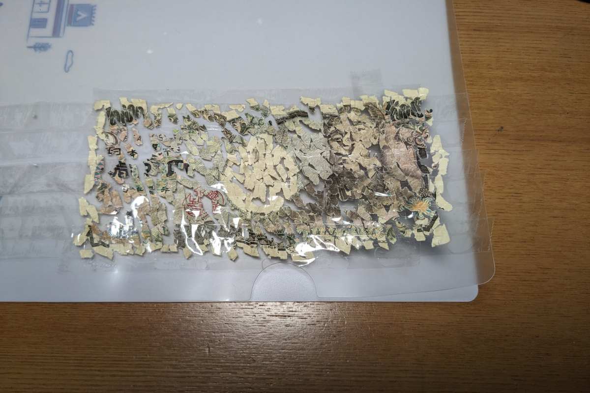 Passa tre settimane a mettere insieme una banconota accidentalmente sminuzzata