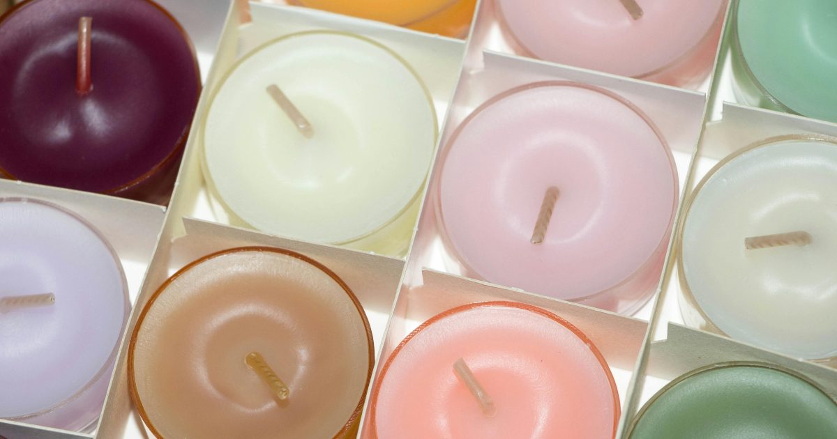 Vende candele: guadagna quasi mezzo milione di euro l’anno