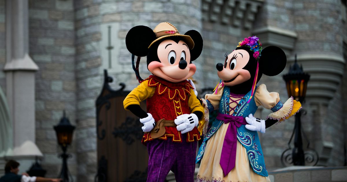 Faceva selfie con i passanti vestito da Topolino per rapinarli