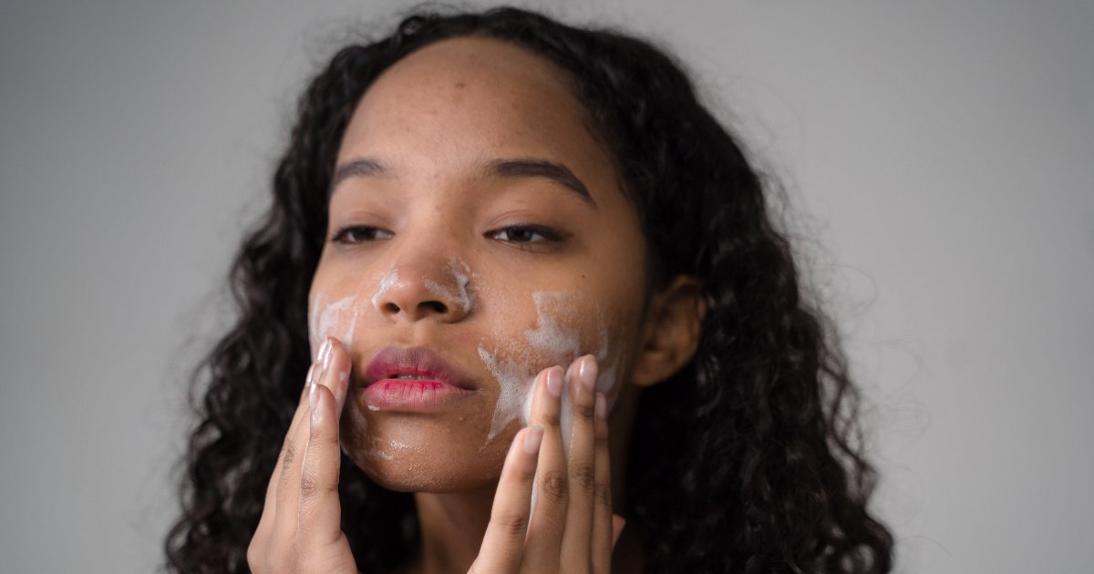 Tutti i benefici di lavarsi il viso con la farina d’avena: è il nuovo trend
