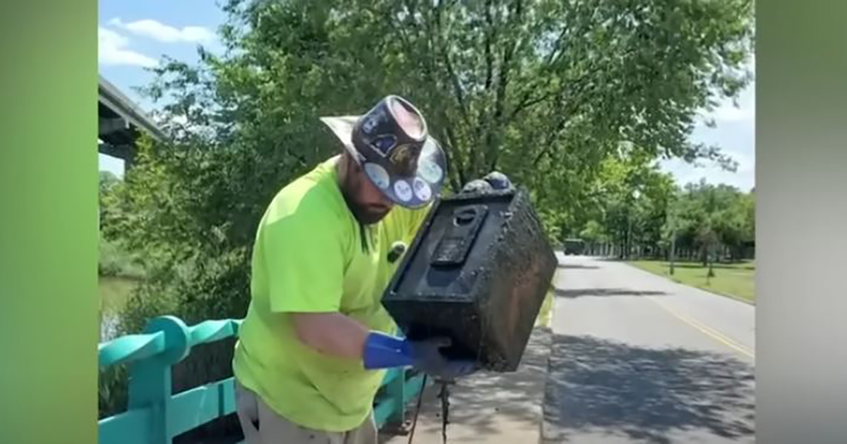 Con una calamita pesca dal fiume una cassaforte piena di banconote [+VIDEO]