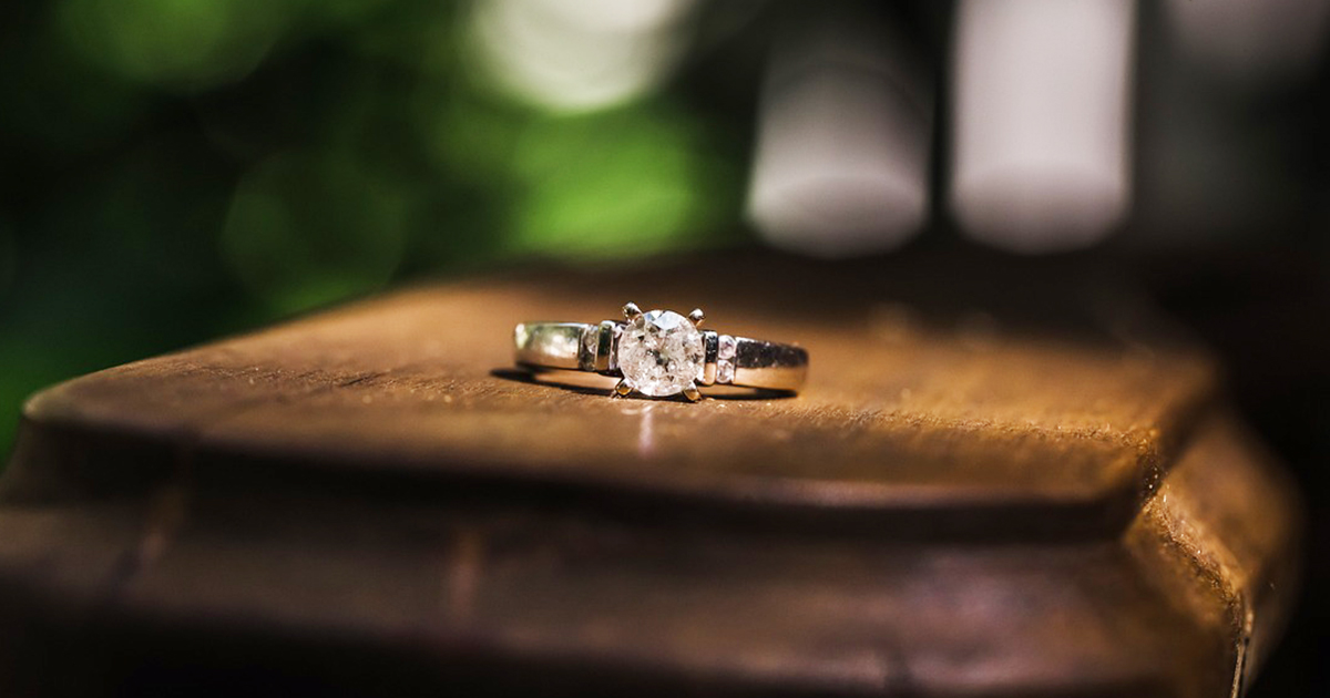 Una donna ritrova l’anello di fidanzamento 54 anni dopo che lo aveva perso