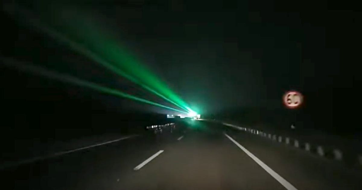 La Cina sta usando laser colorati per tenere svegli gli automobilisti sulle autostrade