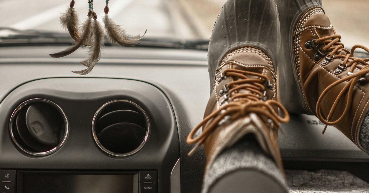 Metti le gambe sul cruscotto in macchina? Potrebbe essere pericolosissimo [+VIDEO]