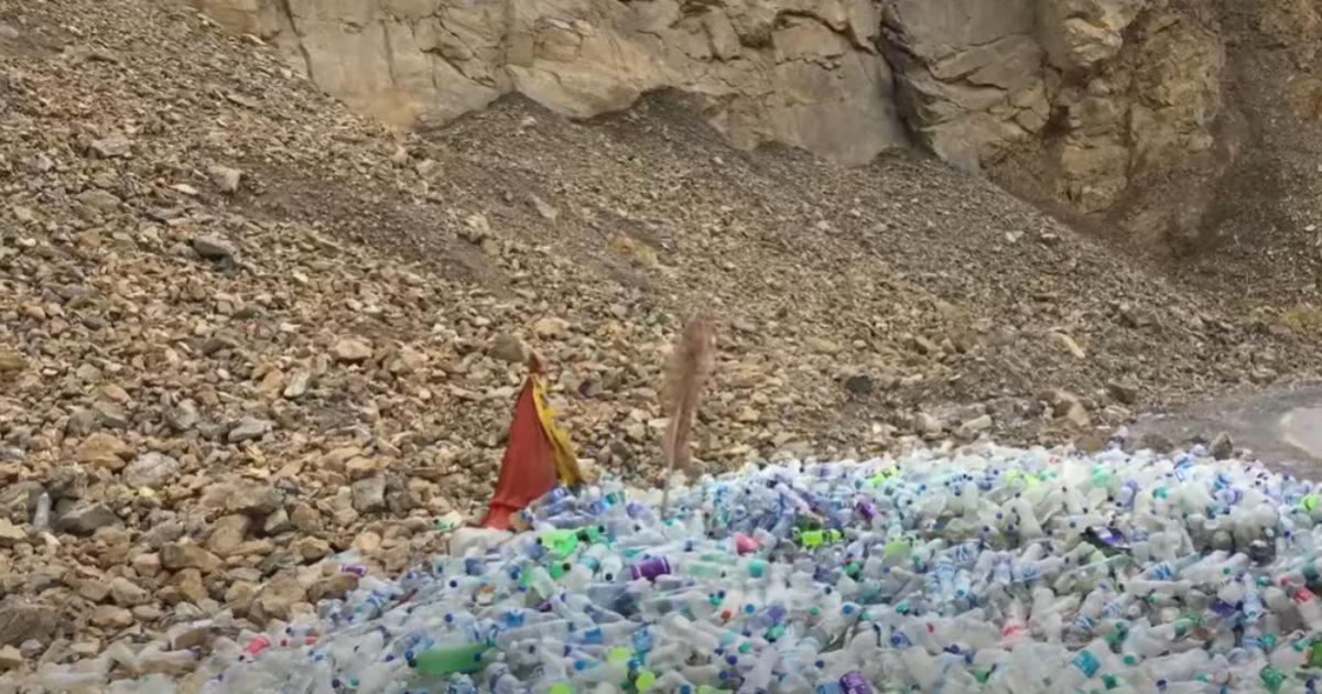 Santuario himalayano ricoperto di bottiglie di plastica lasciate in offerta ad uno spirito assetato [+VIDEO]