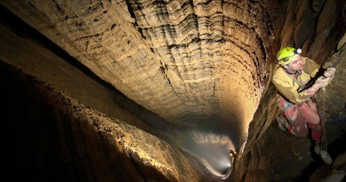 La grotta più profonda al mondo scende nel cuore della terra per 2.200 metri [+VIDEO]