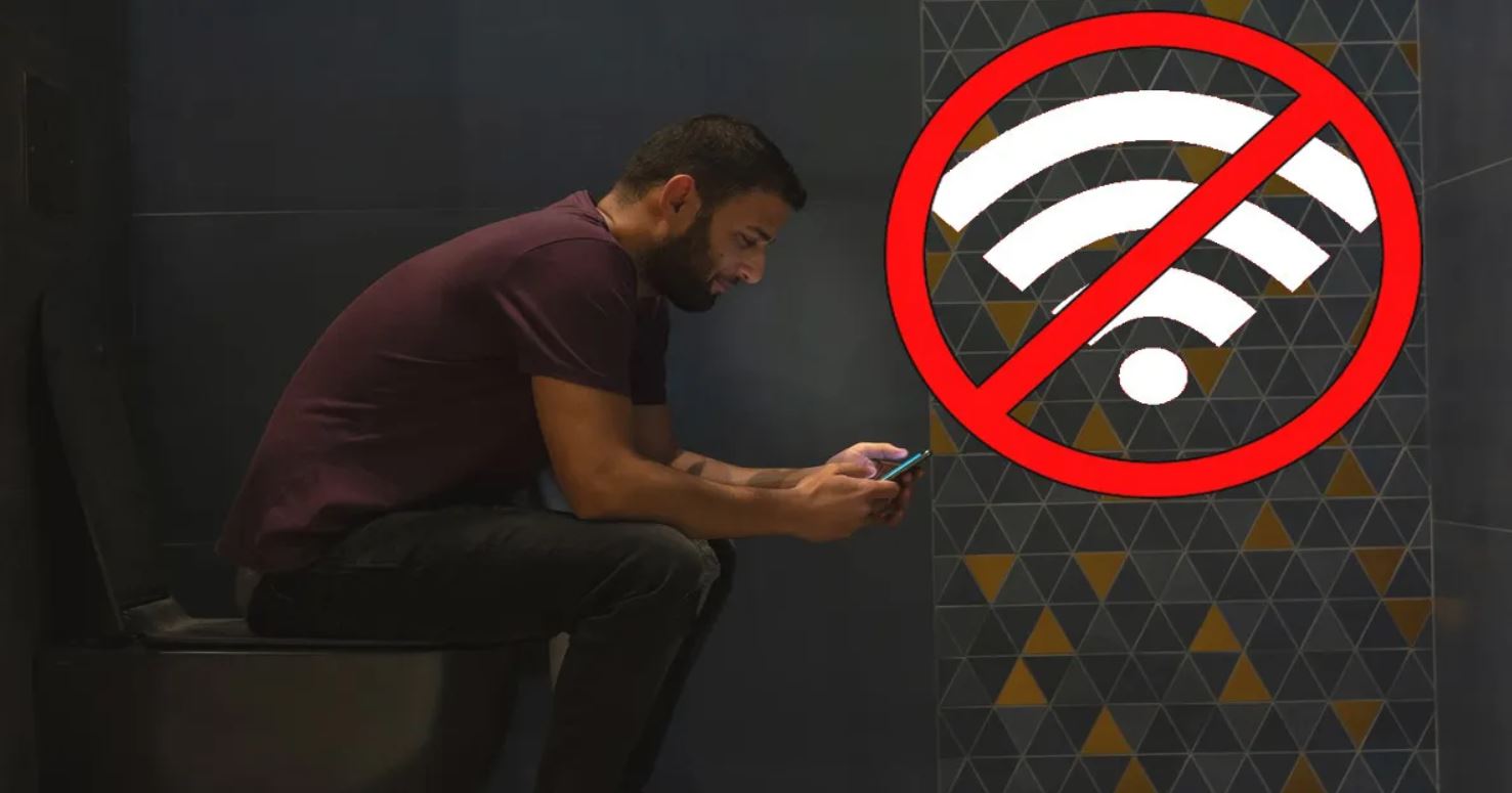 Marito si nasconde in bagno per non badare ai figli: lei gli disattiva il WiFi