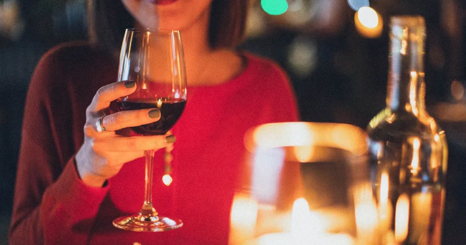 Va a cena con un vedovo conosciuto su Tinder: incontrano la sua ex moglie “dall’aldilà”