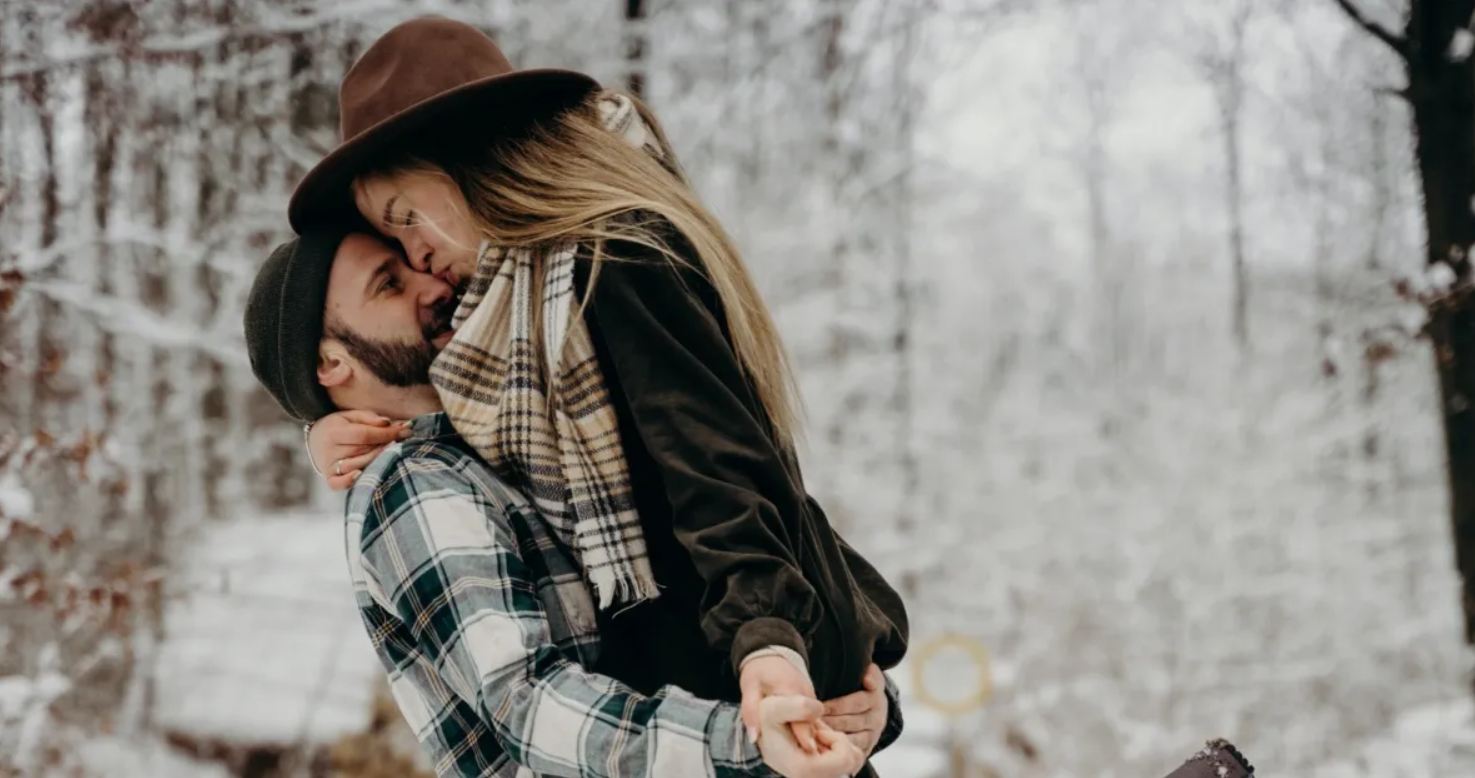 Il freddo accende il desiderio (e non è solo colpa degli ormoni)