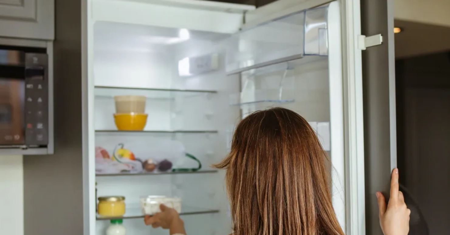 Mette un lucchetto al frigorifero: “Mio marito mangia sempre il mio cibo”