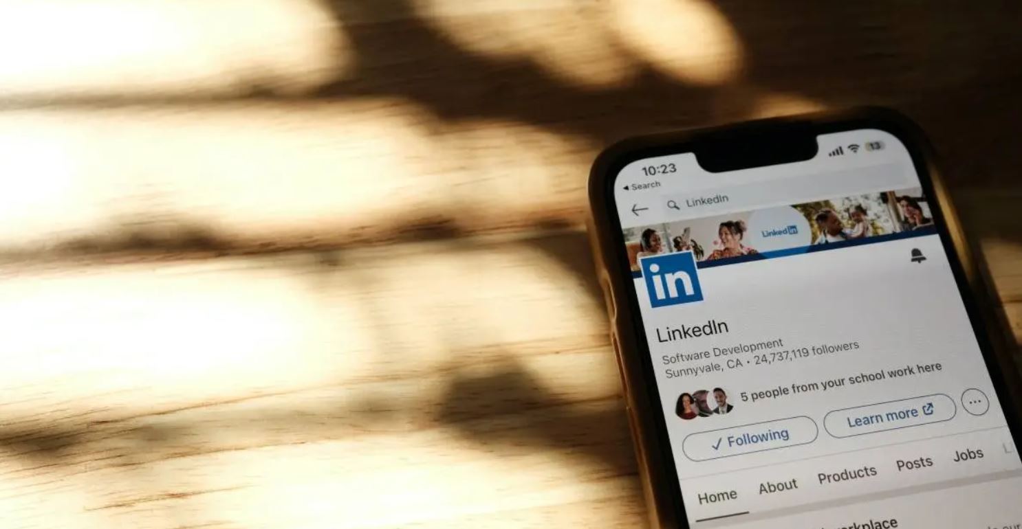 LinkedIn è il nuovo Tinder? Sempre più utenti lo usano per flirtare