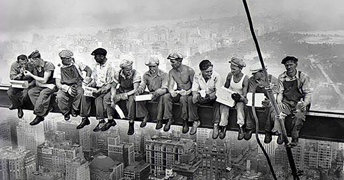 Undici lavoratori posano per rifare la mitica foto “Pranzo in cima ad un grattacielo” [+FOTO]