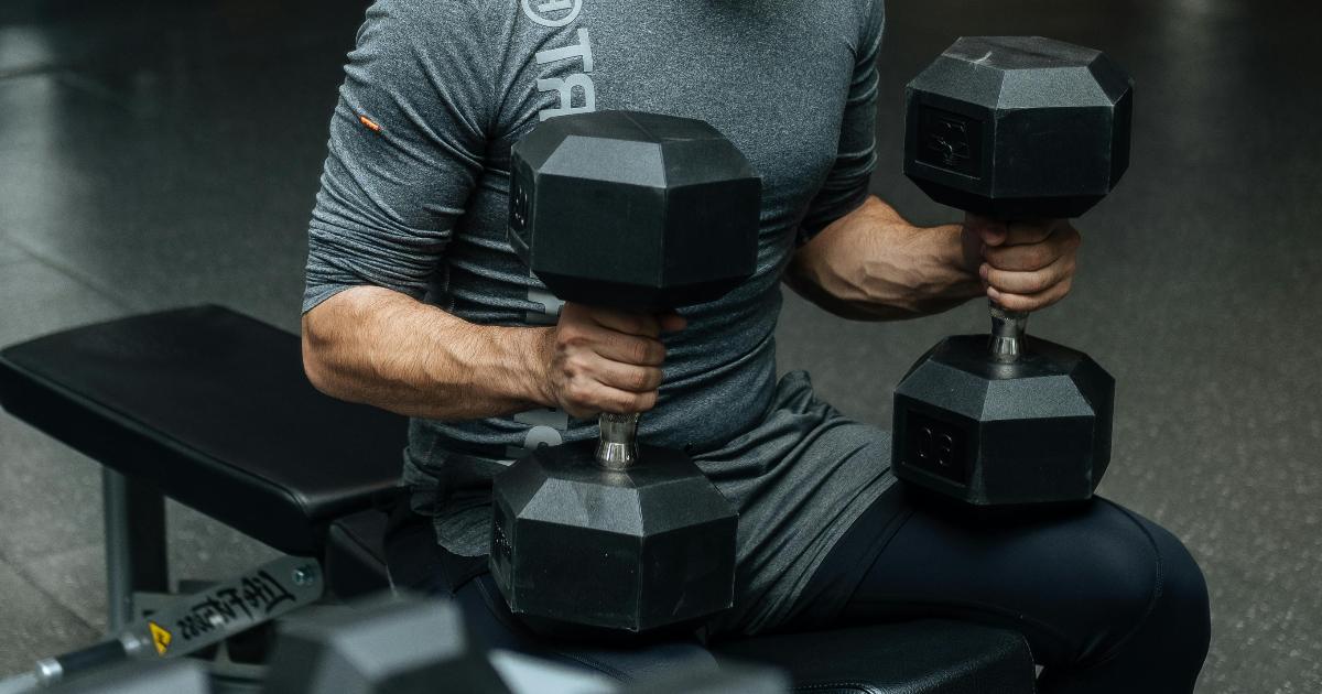 Bodybuilder dorme solo 30 minuti da 12 anni: “Ho raddoppiato la mia vita”
