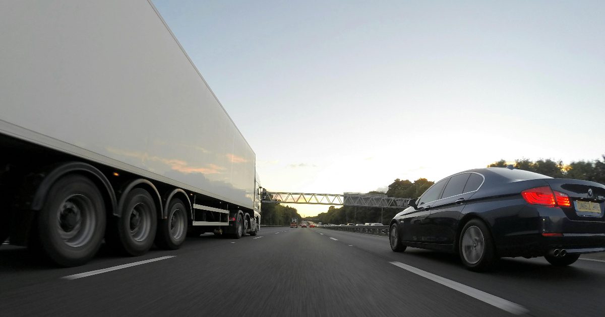 In autostrada con tir truccato da 1500 cavalli a 160 km/h: maxi multa e patente ritirata