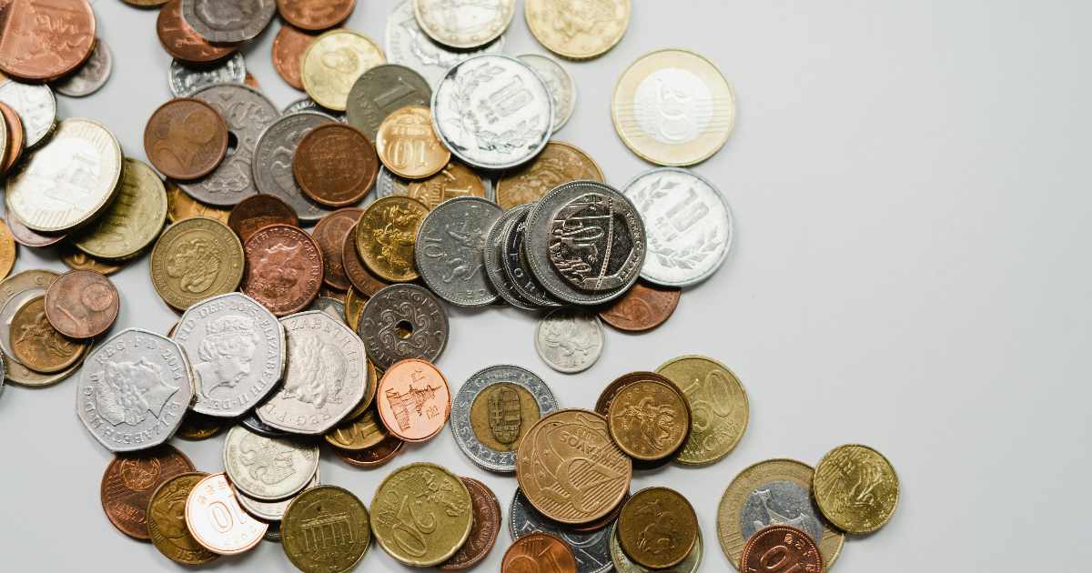 L’ex le chiede 446,53 dollari spesi per la vacanza: lei glieli ridà in monetine