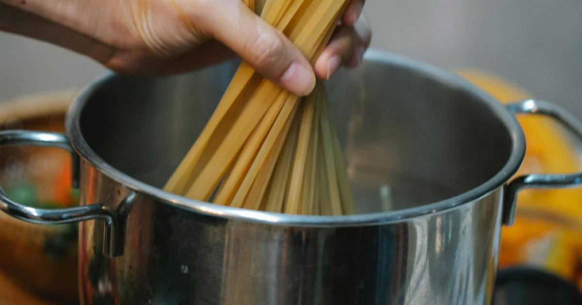 Ladra entra in una casa e si mette a cucinare: arrestata