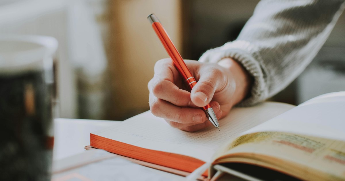 “Ma però” e “a me mi piace” sono errori grammaticali? Cosa dice la Crusca