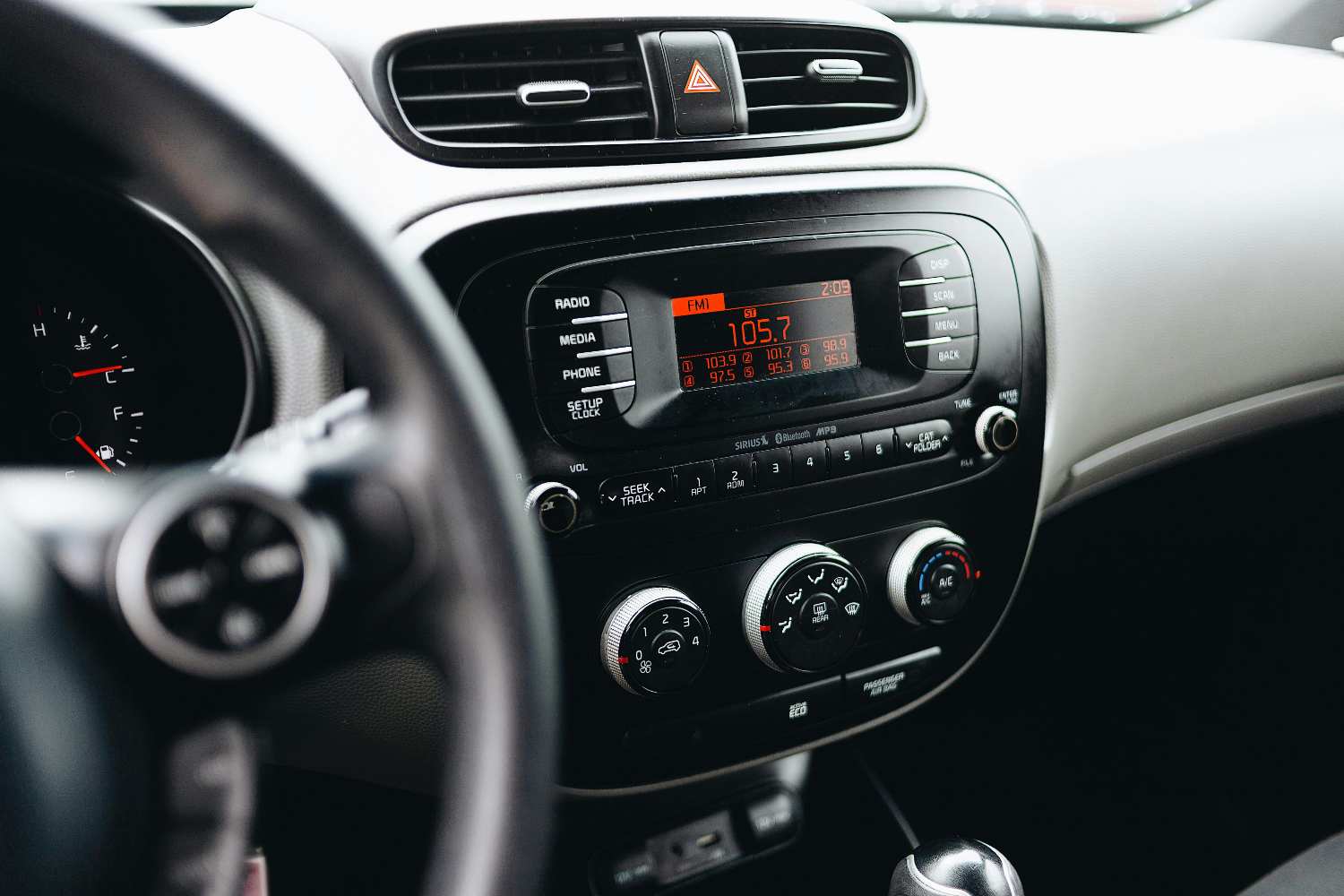 Perché abbassiamo il volume della radio quando parcheggiamo?