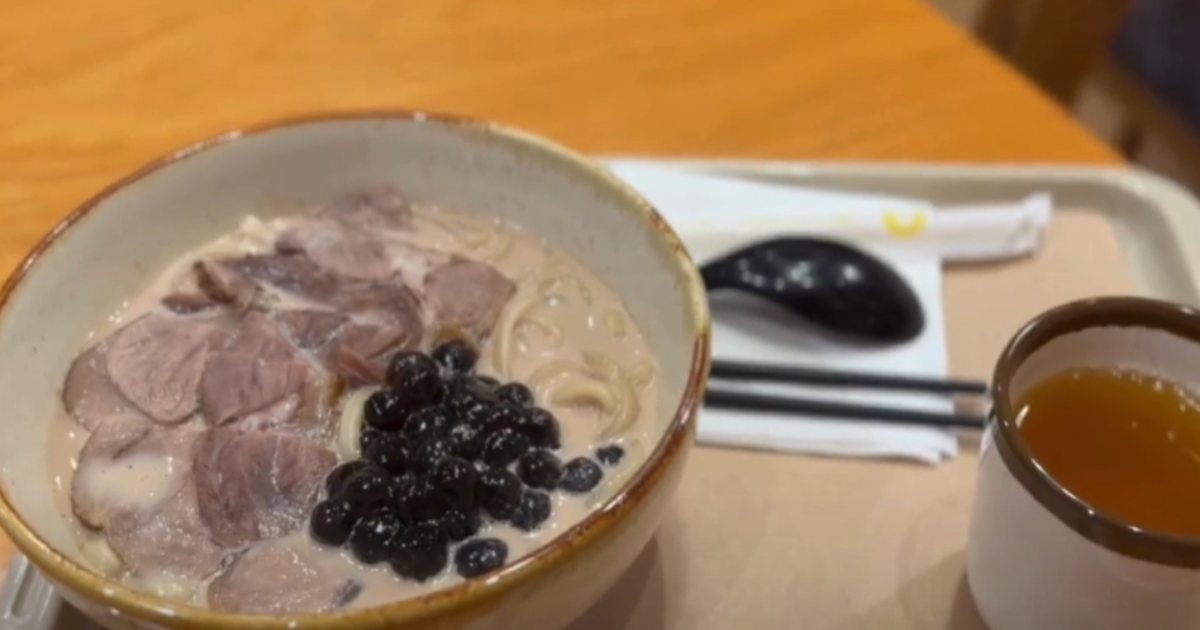 Ristorante lancia un nuovo piatto: noodles di manzo al bubble tea