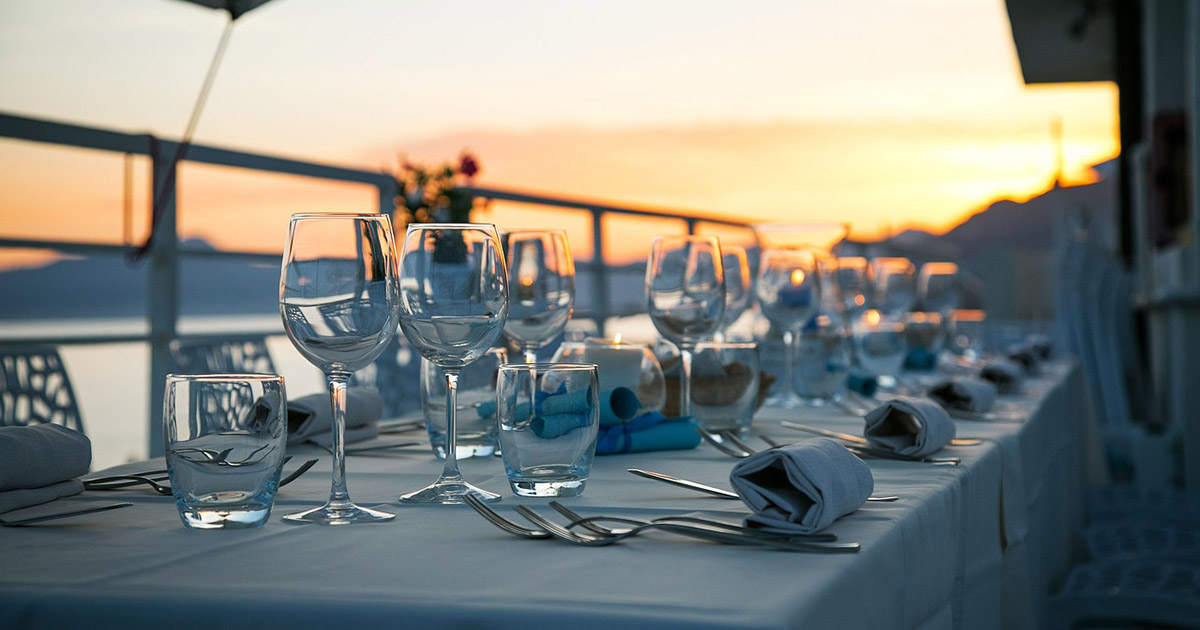 Prenota in un ristorante chic come regalo di compleanno, ma le fa pagare tutto