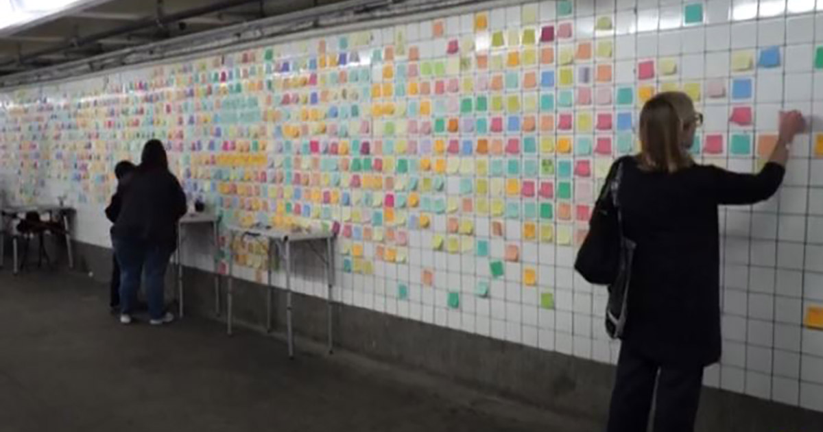 Nella metropolitana di New York torna la “terapia dei post-it”
