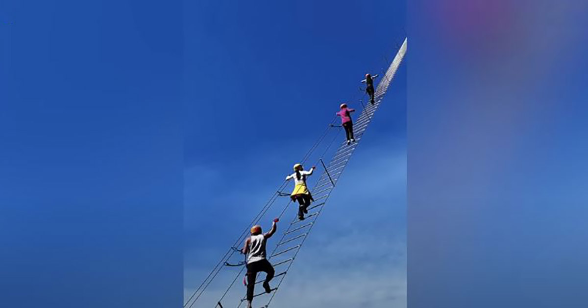 La “Scala verso il cielo”, l’attrazione da brivido a 1500 metri d’altezza [+VIDEO]
