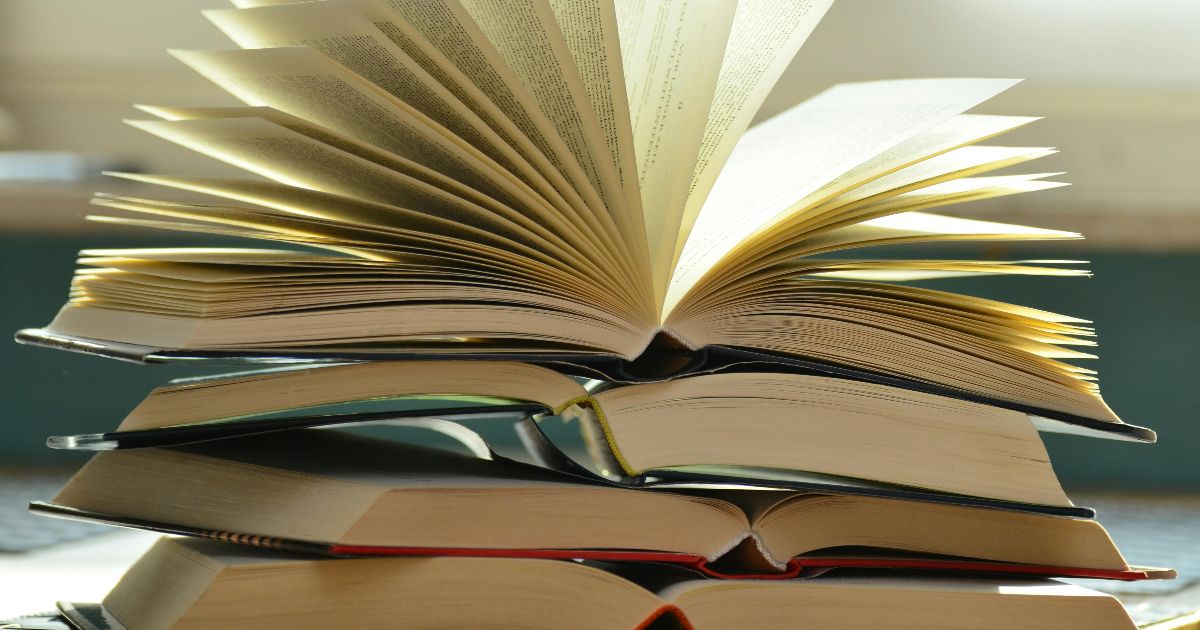 Tsundoku, l’arte di comprare libri e impilarli senza mai leggerli