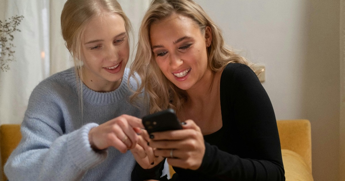 Passi anche tu il venerdì sera a casa con amici e familiari? Si chiama “Fredagsmys”