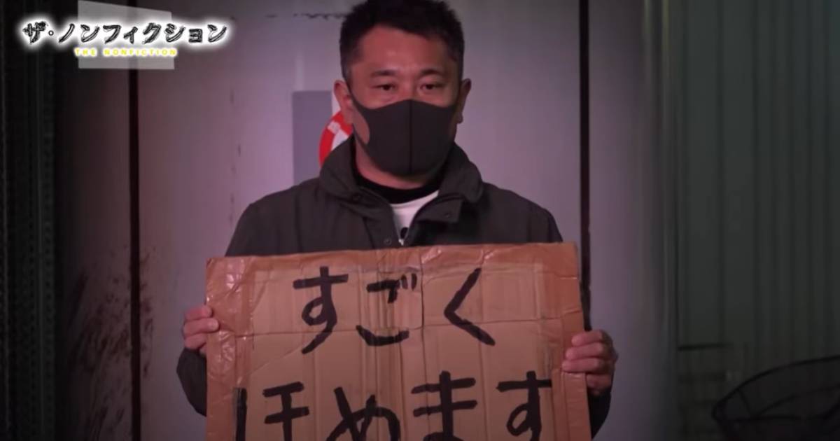 Quest’uomo si guadagna da vivere lodando gli estranei per strada [+VIDEO]