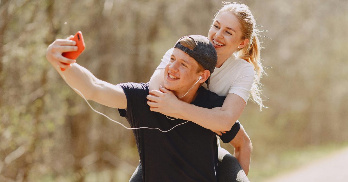 Posti foto romantiche sui social? Ecco perché non sei soddisfatto della tua storia