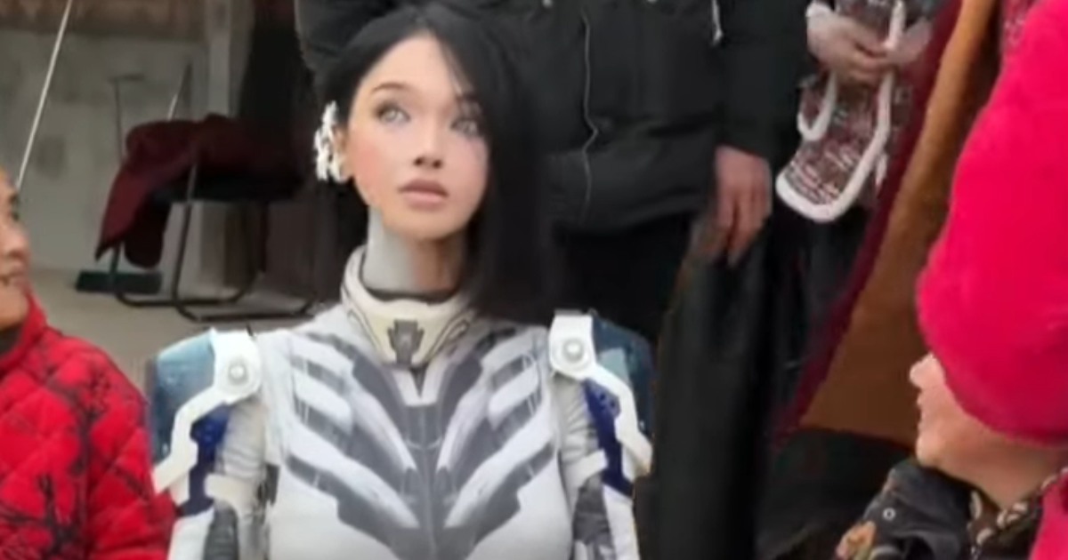 Questa ragazza che imita i robot sta conquistando i social [+VIDEO]