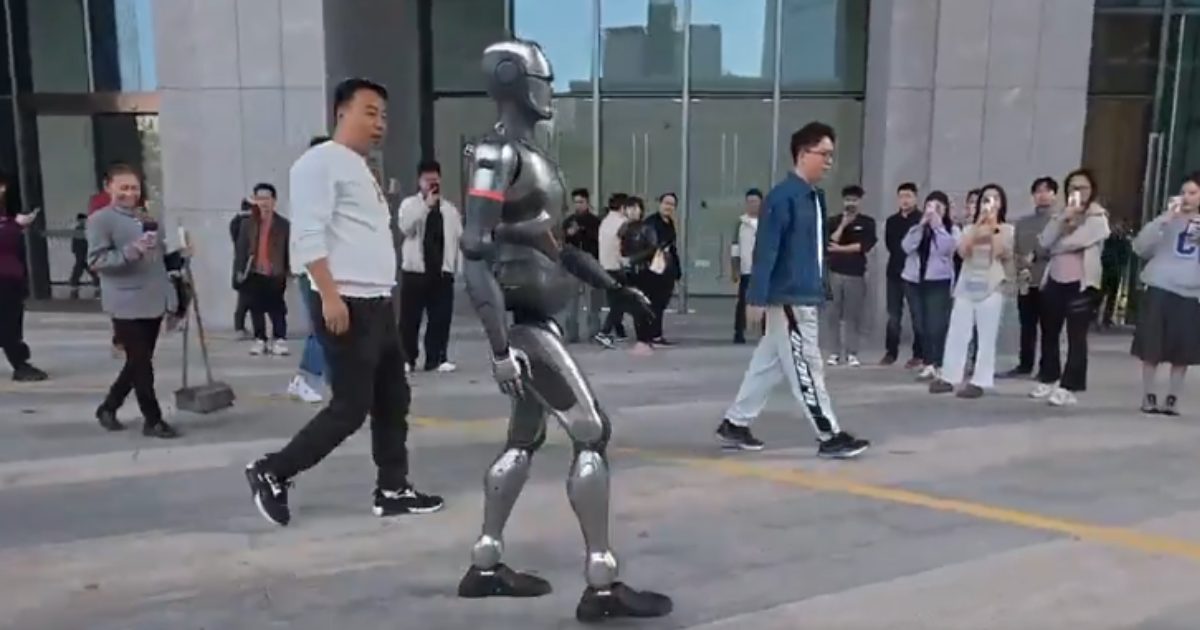 Nuovo robot umanoide stupisce tutti con la sua fluida capacità di camminare [+VIDEO]