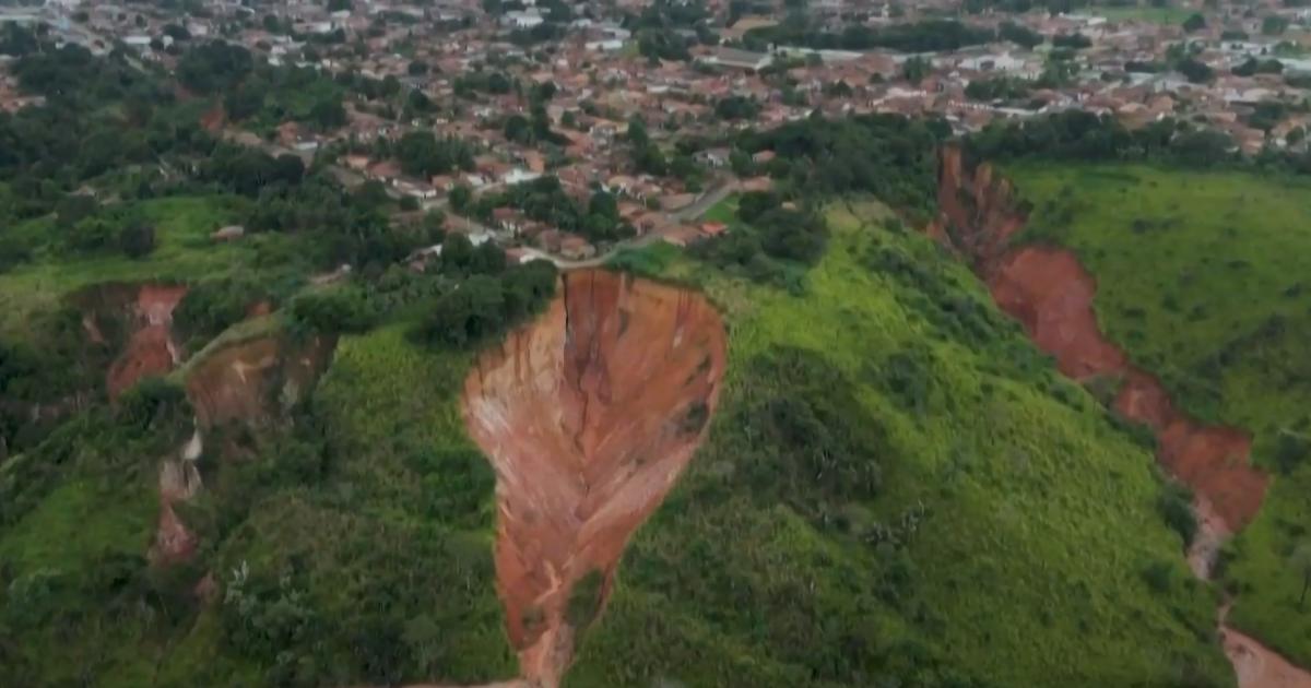 Giganteschi burroni minacciano di inghiottire un’intera città [+VIDEO]