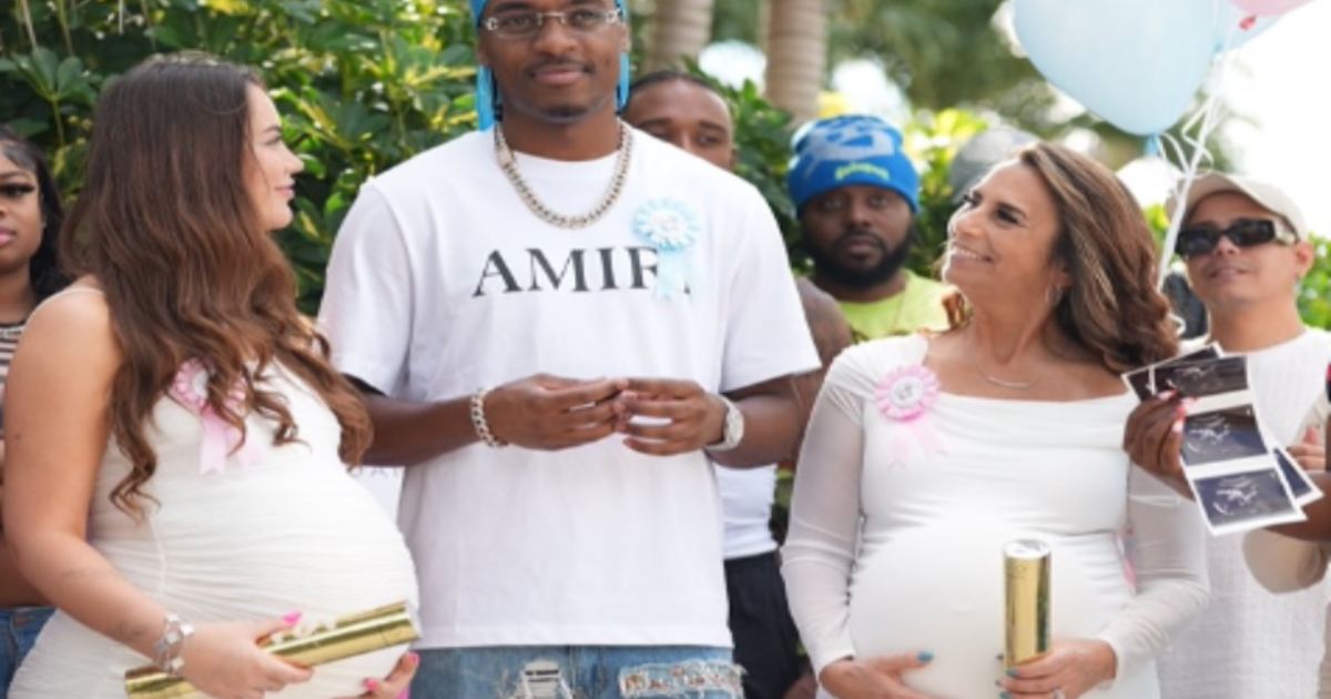 Ha una relazione a 3 con la fidanzata e sua madre e annuncia: “Sono entrambe incinte”