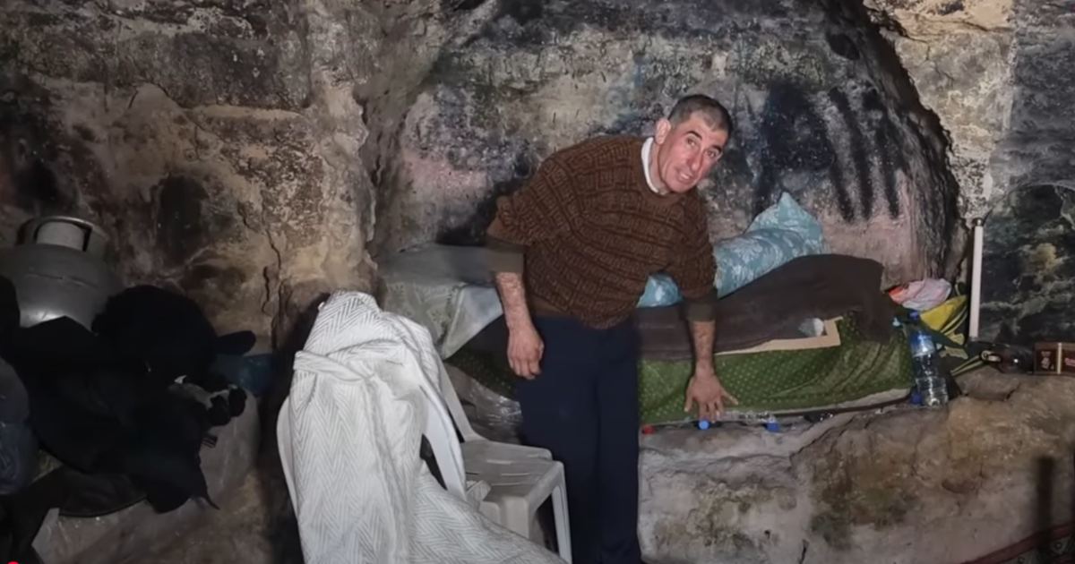 Uomo traumatizzato dai terremoti vive in una grotta da 2 anni [+VIDEO]