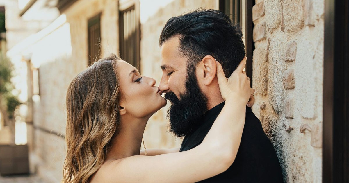 Baciare un uomo con la barba provoca infezioni? Tutta la verità