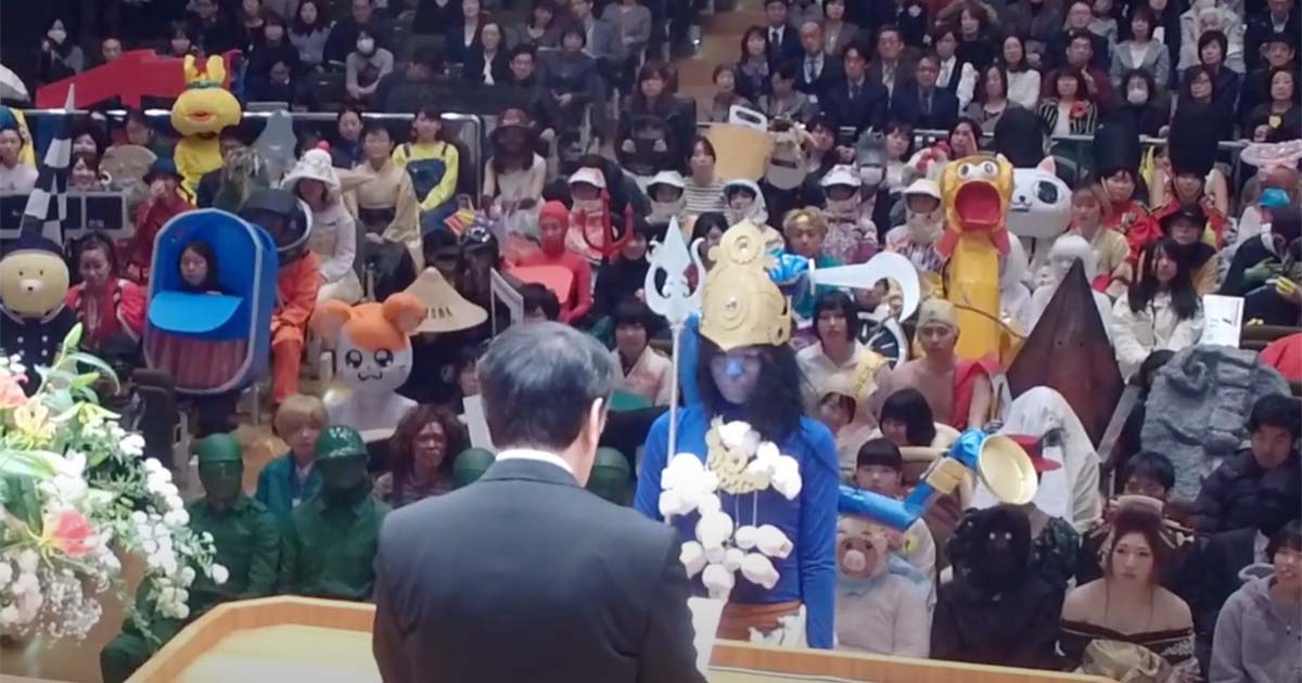 Indossare costumi assurdi nel giorno della laurea, la tradizione dell’Università di Kyoto [+FOTO]
