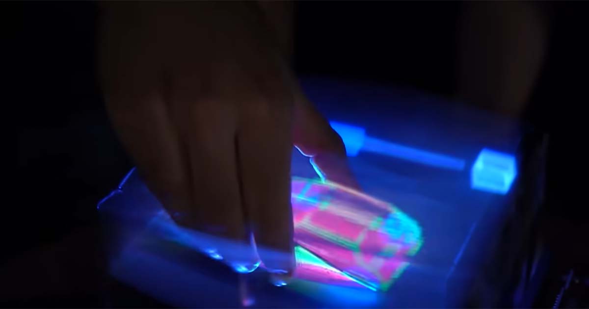 Inventata la tecnologia che consente di toccare e spostare gli ologrammi [+VIDEO]