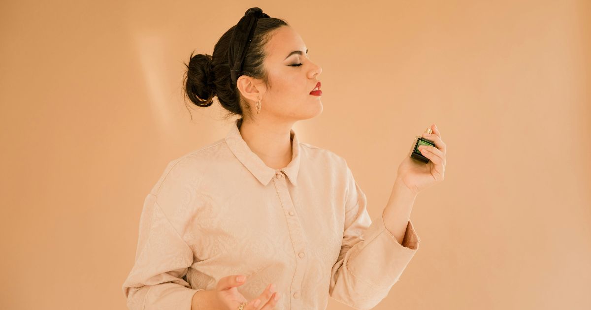 Quando il naso sceglie per il cervello: l’odore che decide chi ti piace davvero