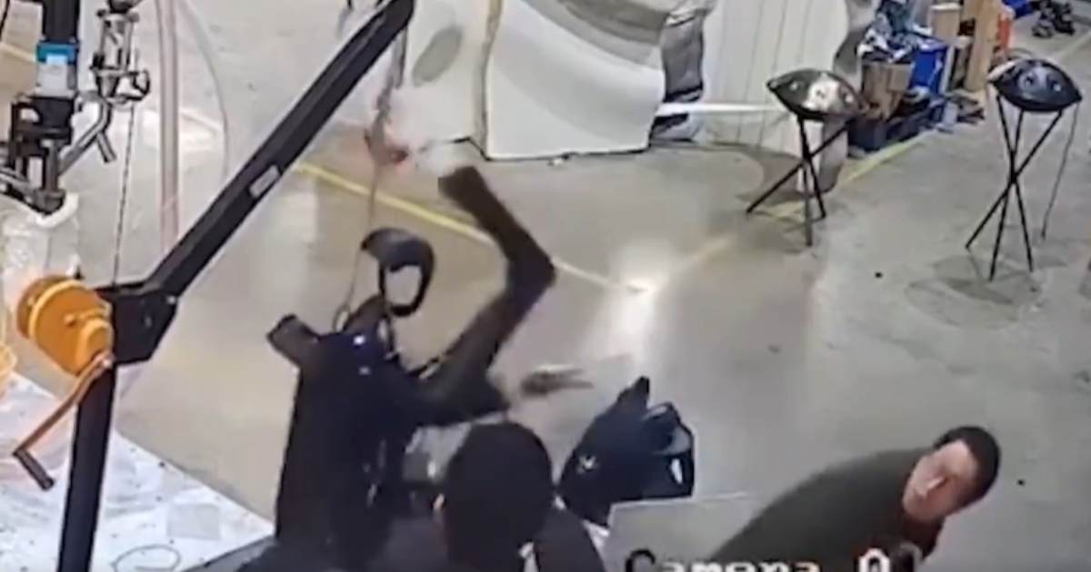 Robot impazzisce e aggredisce gli operai: il video
