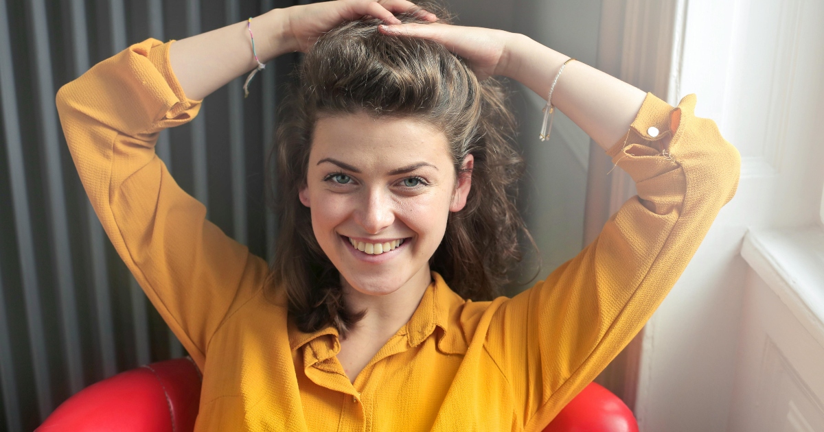 Riconoscere un sorriso falso: le caratteristiche a cui fare attenzione