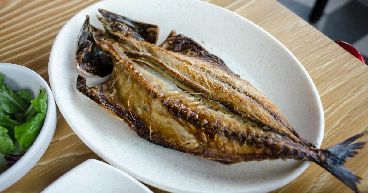 Ingoia una lisca di pesce e se la ritrova nel collo: il caso incredibile