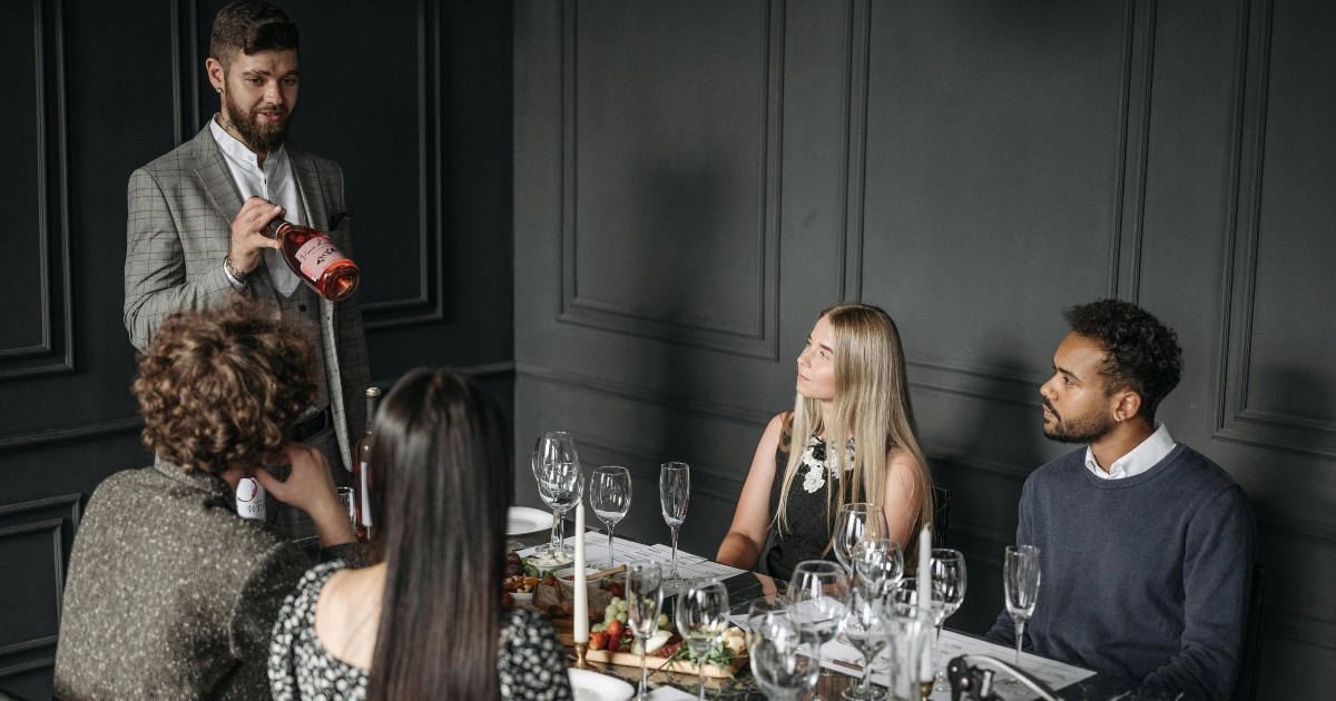 Galateo a tavola: buone maniere ed errori da evitare