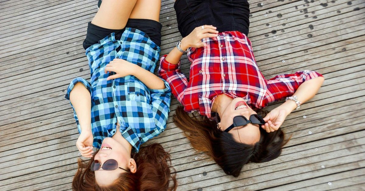 Fare amicizia da adulti? La scienza spiega perché è così difficile