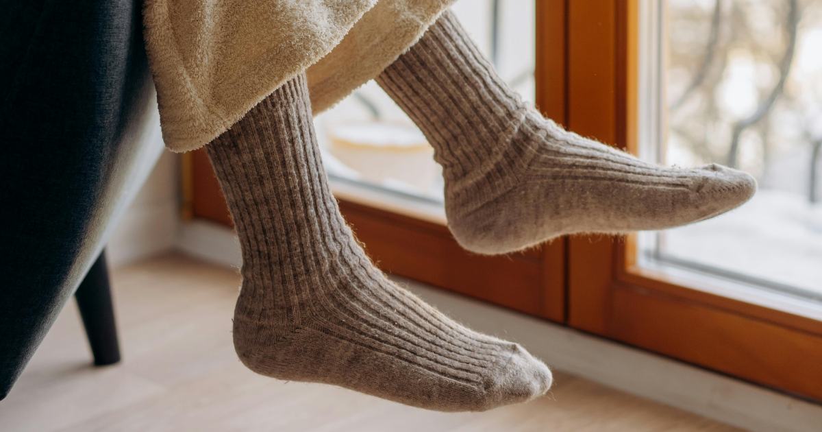 I piedi possono ospitare fino a 100 milioni di batteri (ed è tutta colpa dei calzini sporchi)